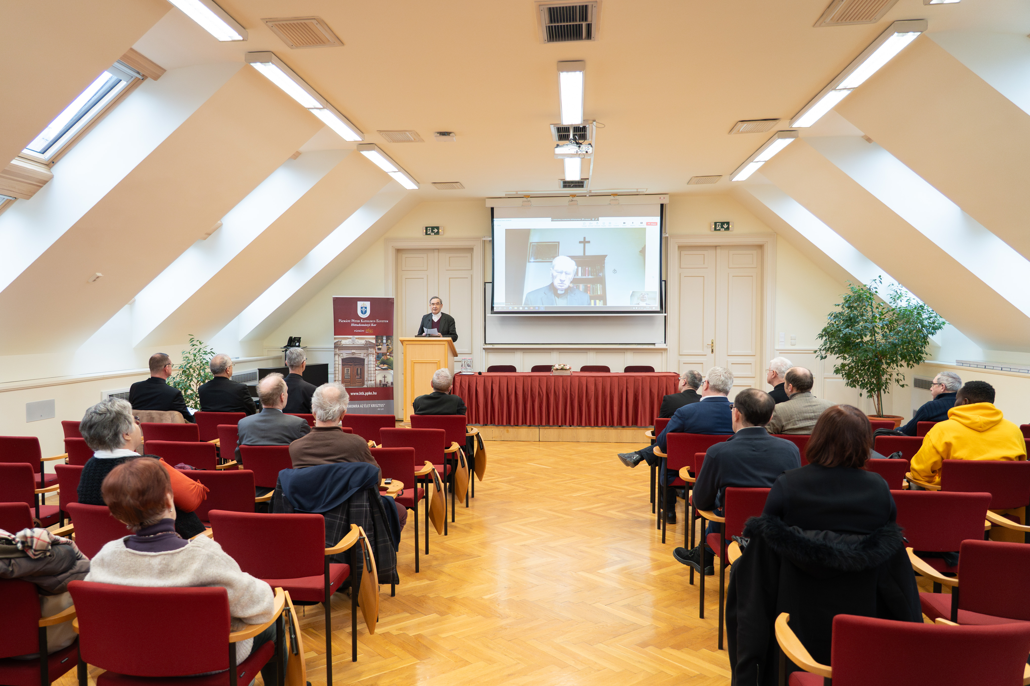 „Itt állok a küszöbön, és zörgetek az ajtón”