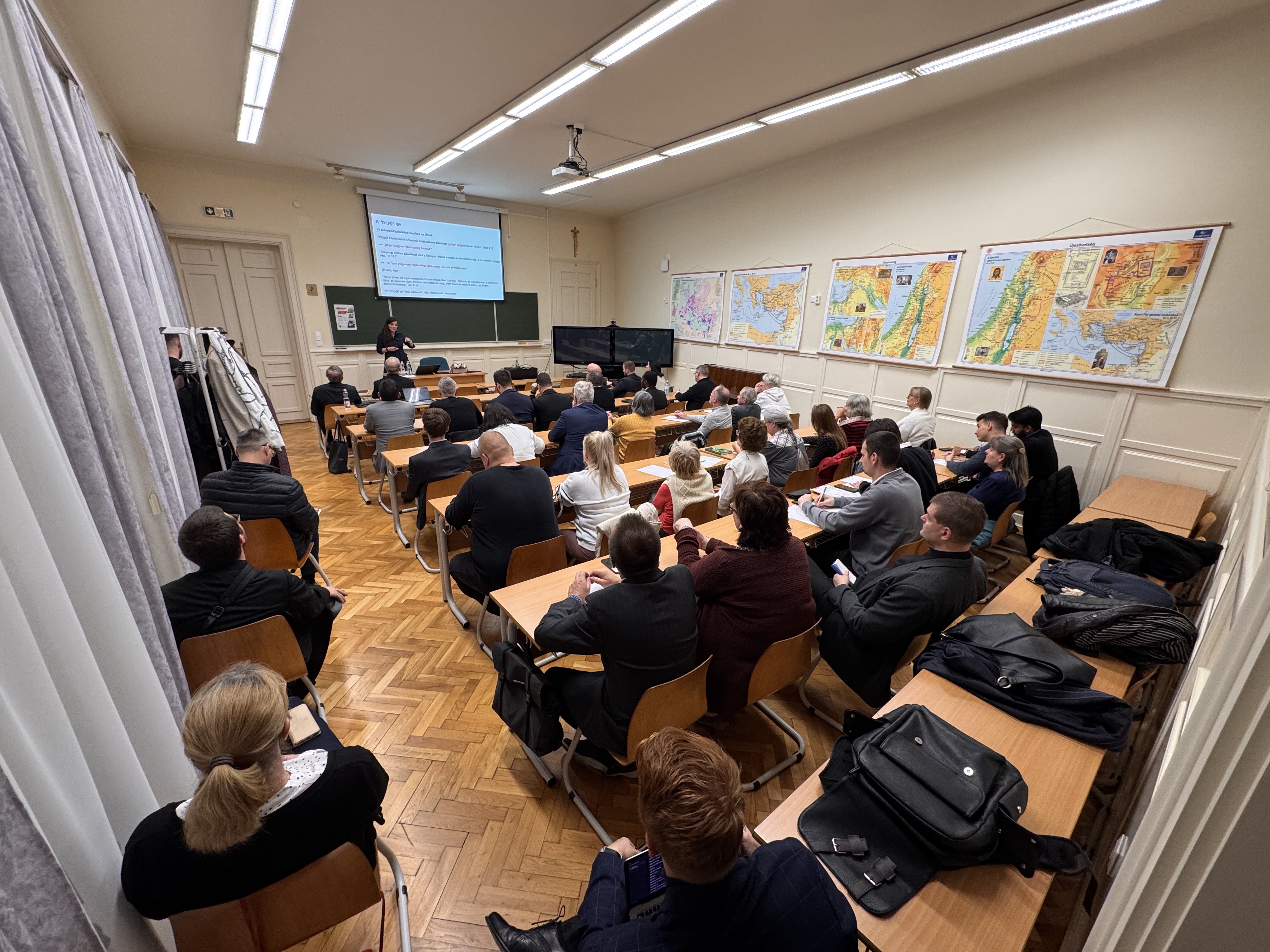 A remény zarándokai címmel szervezett szimpóziumot november 10-én a PPKE HTK, amelyen elsősorban a Kar végzett hallgatói vettek részt.